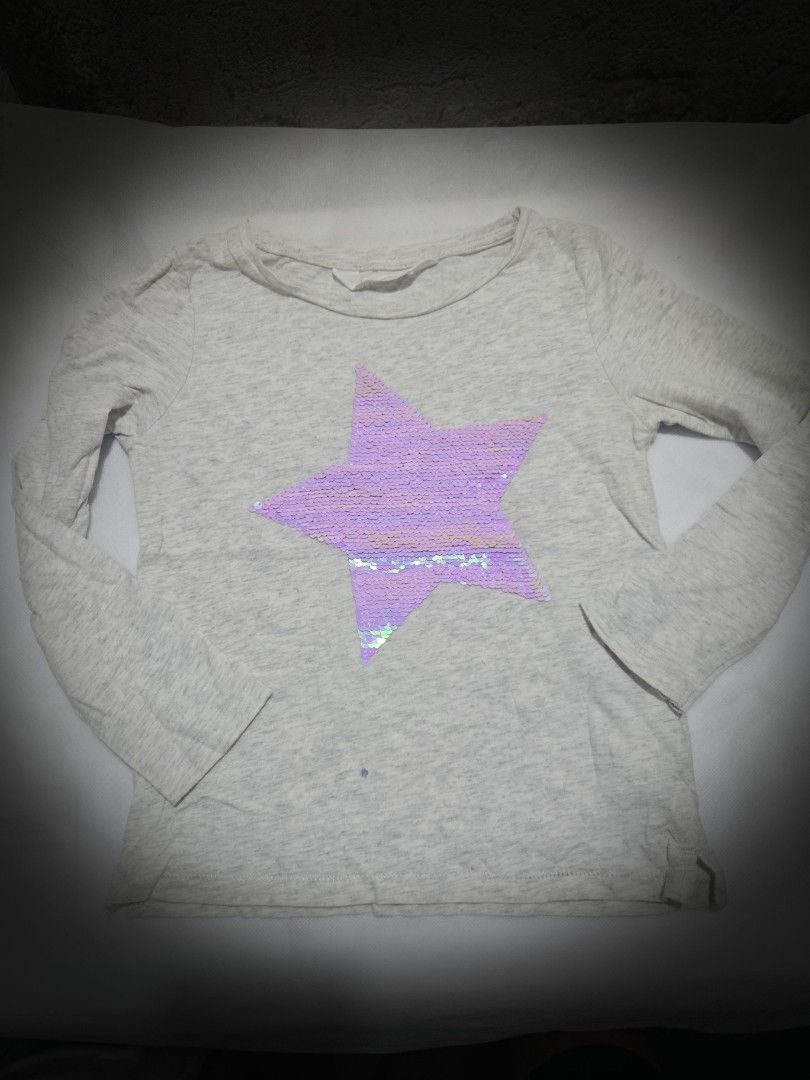 H&M Long Sleeve Shirt with Sequin Star (Category: Babies & Kids Fashion) located in Baliuag. Submitted by chelaz (Listing ID 1435624680, Image 1). Description: - H&M long sleeve shirt - Features a large interactive sequin star design - Color: Light gray - Size: 4-6 years old - Round neckline - Made of soft, comfortable fabric MOP: BPI / Gcash / Maya.