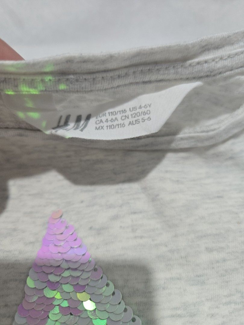 H&M Long Sleeve Shirt with Sequin Star (Category: Babies & Kids Fashion) located in Baliuag. Submitted by chelaz (Listing ID 1435624680, Image 2). Description: - H&M long sleeve shirt - Features a large interactive sequin star design - Color: Light gray - Size: 4-6 years old - Round neckline - Made of soft, comfortable fabric MOP: BPI / Gcash / Maya.
