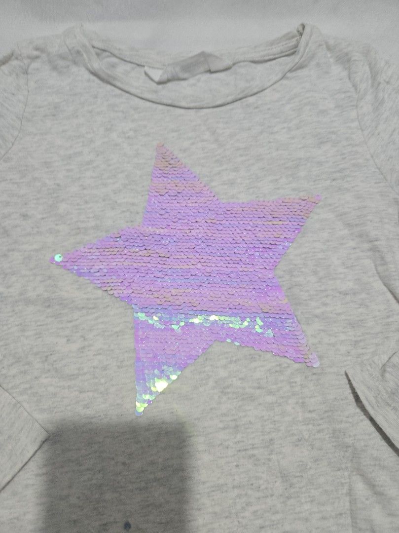 H&M Long Sleeve Shirt with Sequin Star (Category: Babies & Kids Fashion) located in Baliuag. Submitted by chelaz (Listing ID 1435624680, Image 3). Description: - H&M long sleeve shirt - Features a large interactive sequin star design - Color: Light gray - Size: 4-6 years old - Round neckline - Made of soft, comfortable fabric MOP: BPI / Gcash / Maya.