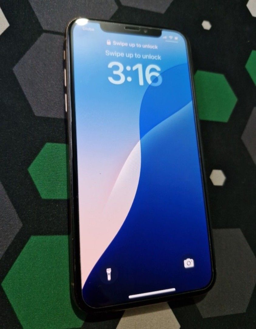 Iphone XS 512 gb (Category: iPhone X Series) located in Quezon City. Submitted by irvinyow (Listing ID 1435630146, Image 1). Description: Selling my rarely used iphone XS. Gold color 516 gb 10,000 php, screen was replaced.