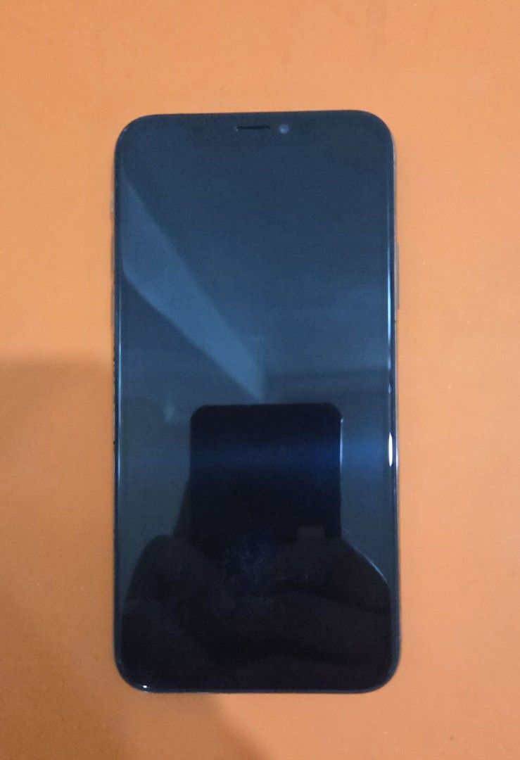 Iphone XS 512 gb (Category: iPhone X Series) located in Quezon City. Submitted by irvinyow (Listing ID 1435630146, Image 2). Description: Selling my rarely used iphone XS. Gold color 516 gb 10,000 php, screen was replaced.