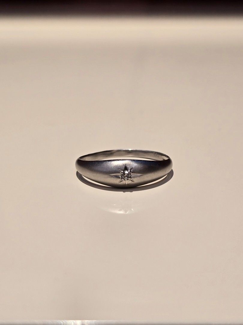 Japan Platinum 900 ring with real diamond (Category: Rings) located in Cavite. Submitted by everythingjapan (Listing ID 1435627567, Image 1). Description: Beautiful minimalist Platinum Diamond Ring guaranteed pawnable 2.5 grams size 9.5 0.03 cts solitaire real diamond comes in velvet ring box shipping from paranaque - may 5 - 16 shipping from makati may 16-18 shipping from pasay may 18-22 back to trece martires may 23 onwards.
