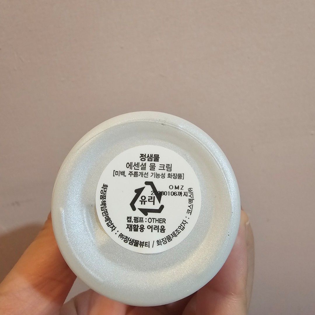 Jung Saem Mool Essential Mool Cream (50ml) No Box (Category: Face Care) located in Makati City. Submitted by booksandskincare_corner (Listing ID 1435592066, Image 3). Description: - Last price posted, the items in my listing are already below SRP - 90% full, only used it when i ran out of moisturizer in Japan - Swipe left to see product details - Bought directly from Japan last Dec 2025 - SRP: 1,500 - Expiry: 2028 Jan 06 - RFS: decluttering - MOP