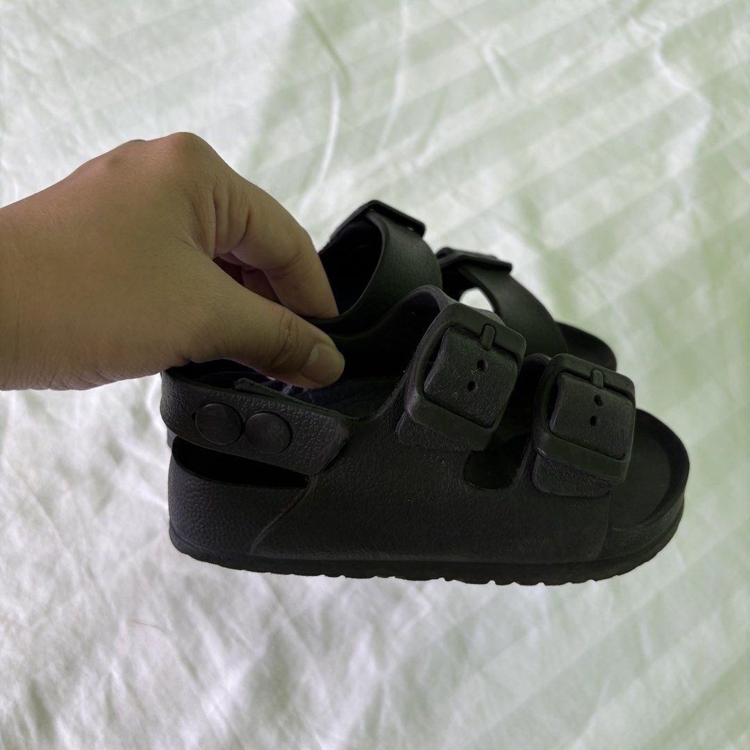 Kids Black Sandals Size 25 (Category: Babies & Kids Fashion) located in Nabua. Submitted by fourpreloved_ (Listing ID 1435629417, Image 2). Description: - Black sandals for kids - Size 25 (14cm) - Two adjustable straps with buckles - Textured soles for grip - Made of durable material - Ideal for everyday use.