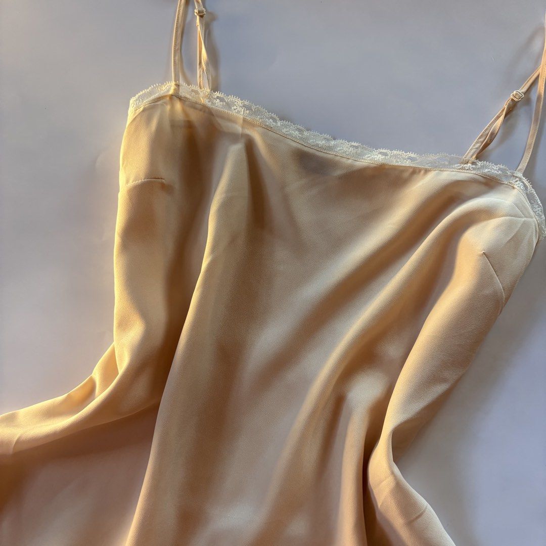 Massimo dutti cream lace cami top (Category: Sleeveless) located in Quezon City. Submitted by kaelian_couture (Listing ID 1435672018, Image 2). Description: NO WW HAS REMOVABLE DIRT .