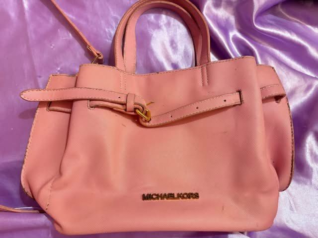 Michael Kors Small Small Satchel Bag (Category: Luxury Bags & Wallets) located in Manila. Submitted by artsandtoys (Listing ID 1435669878, Image 1). Description: .