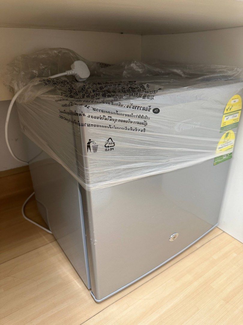 Mini Fridge (Category: Refrigerators & Freezers) located in Singapore. Submitted by algesseo (Listing ID 1435652621, Image 1). Description: selling at $65! used for 3 years but condition is still really new. pm if interested! pls arrange for self-collection..