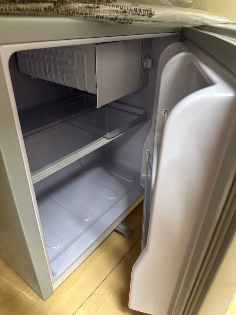 Mini Fridge (Category: Refrigerators & Freezers) located in Singapore. Submitted by algesseo (Listing ID 1435652621, Image 2). Description: selling at $65! used for 3 years but condition is still really new. pm if interested! pls arrange for self-collection..