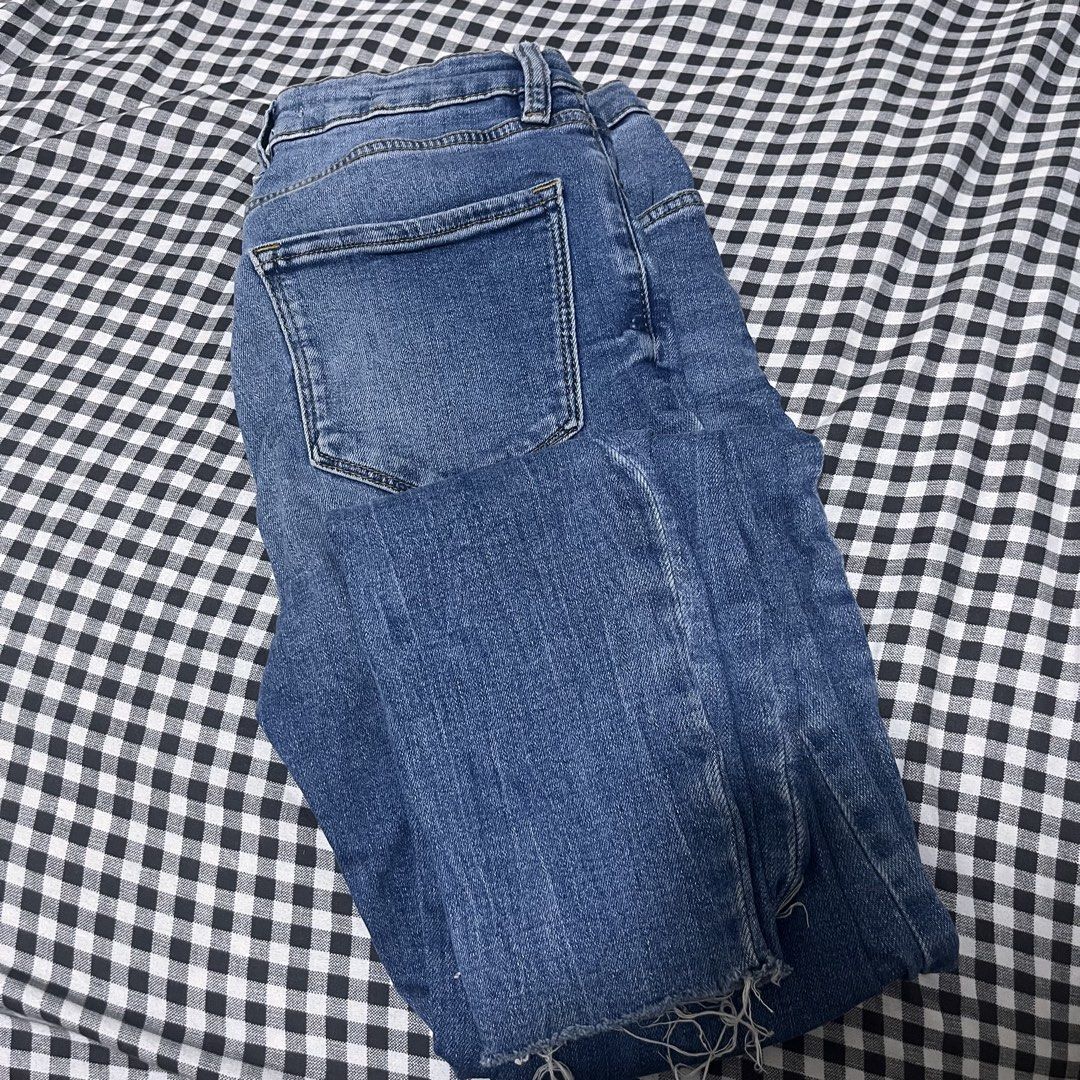 MNG Skinny Denim Jeans (Category: Jeans) located in Valenzuela. Submitted by 99jch (Listing ID 1435600508, Image 3). Description: - MNG blue denim jeans (ISA) - Classic five-pocket design - Button and zip closure - Raw hem detail - Size indicated on label - Perfect for everyday wear - Size 29-30 Dm me for more pics of item! 💞.