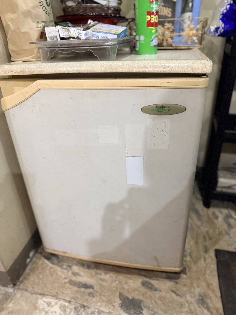 National Refrigerator Personal ref (Category: Refrigerators and Freezers) located in Pasig City. Submitted by mbbproperties (Listing ID 1435611895, Image 2). Description: - No lowballers pls Compact National refrigerator - Small freezer compartment - Adjustable temperature control - Includes wire shelves - Light-colored exterior - Ideal for small spaces or as a secondary refrigerator.