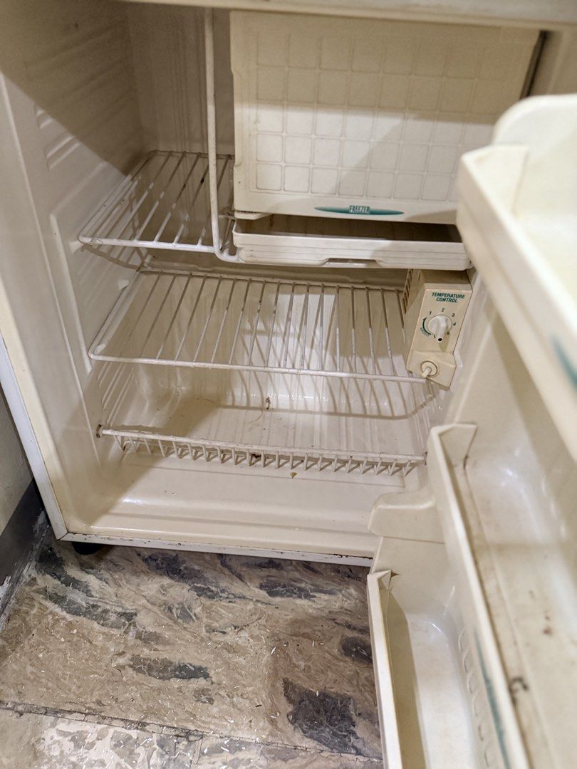 National Refrigerator Personal ref (Category: Refrigerators and Freezers) located in Pasig City. Submitted by mbbproperties (Listing ID 1435611895, Image 1). Description: - No lowballers pls Compact National refrigerator - Small freezer compartment - Adjustable temperature control - Includes wire shelves - Light-colored exterior - Ideal for small spaces or as a secondary refrigerator.