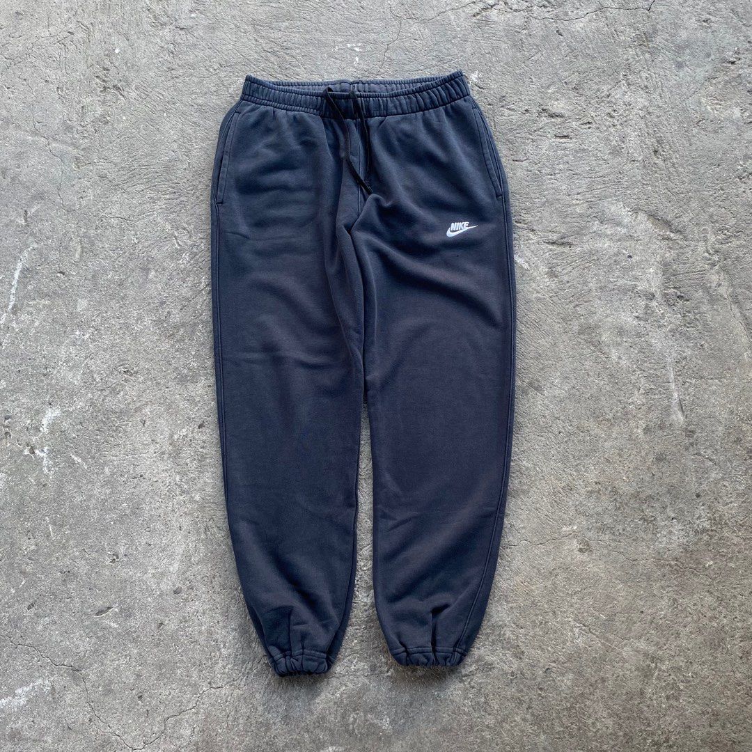 Nike Jogger Pants (Category: Joggers) located in Calamba. Submitted by thriftguide (Listing ID 1435631877, Image 1). Description: Nike Jogger Pants Authentic In Good Condition Color Rate 8/10 Issue: May maliit na butas near the logo Waist: 30” - 32” Length: 37”.