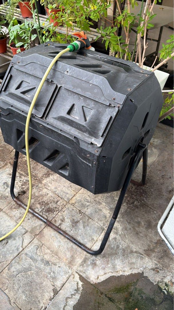 Outdoor compost bin