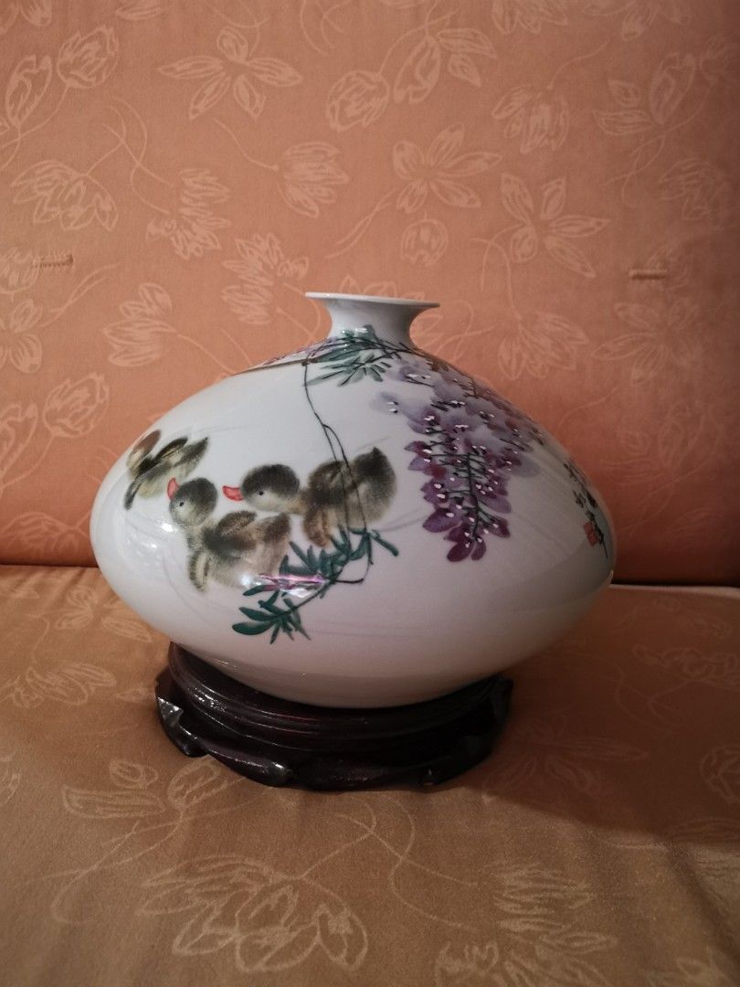 Porcelain Vase (pls read descriptions)