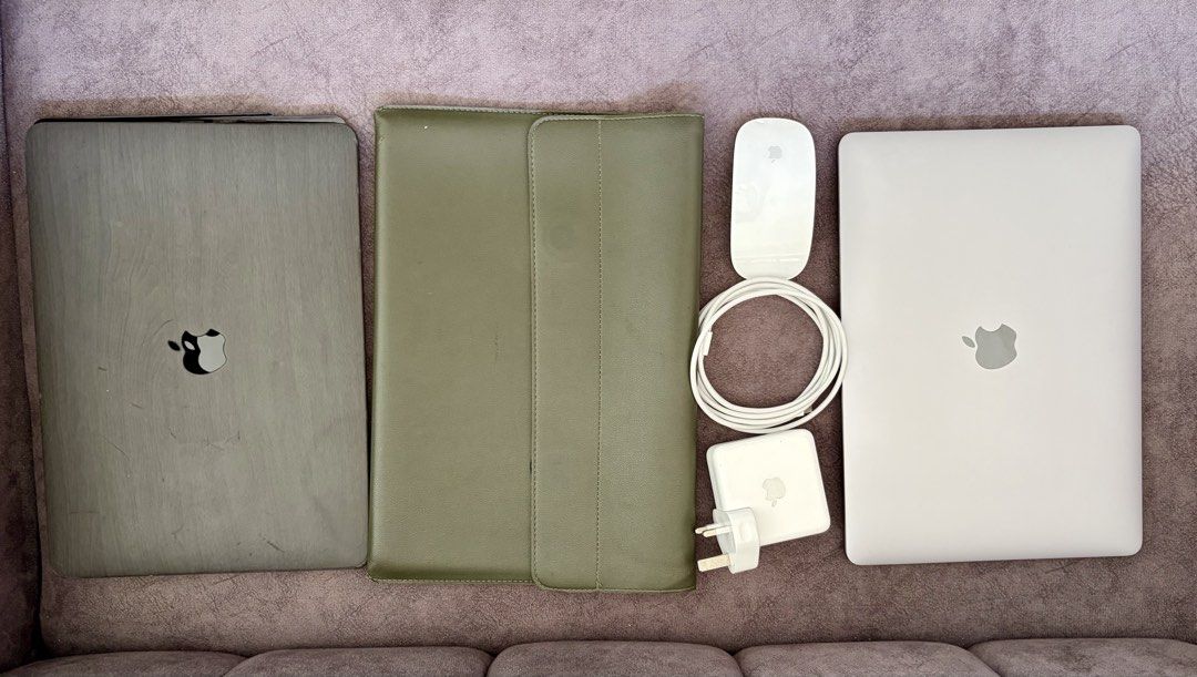 Pristine condition MacBook Pro 13” (2020) – Full Set + Accessories