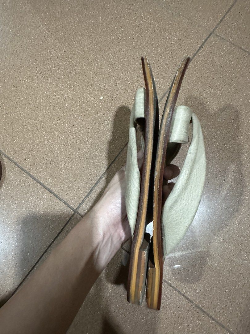 Renegade folk Leather Sandals Size 10 (Category: Flats & Sandals) located in Quezon City. Submitted by mellym00 (Listing ID 1435680285, Image 3). Description: -size 10 runs small Needs cleaning .