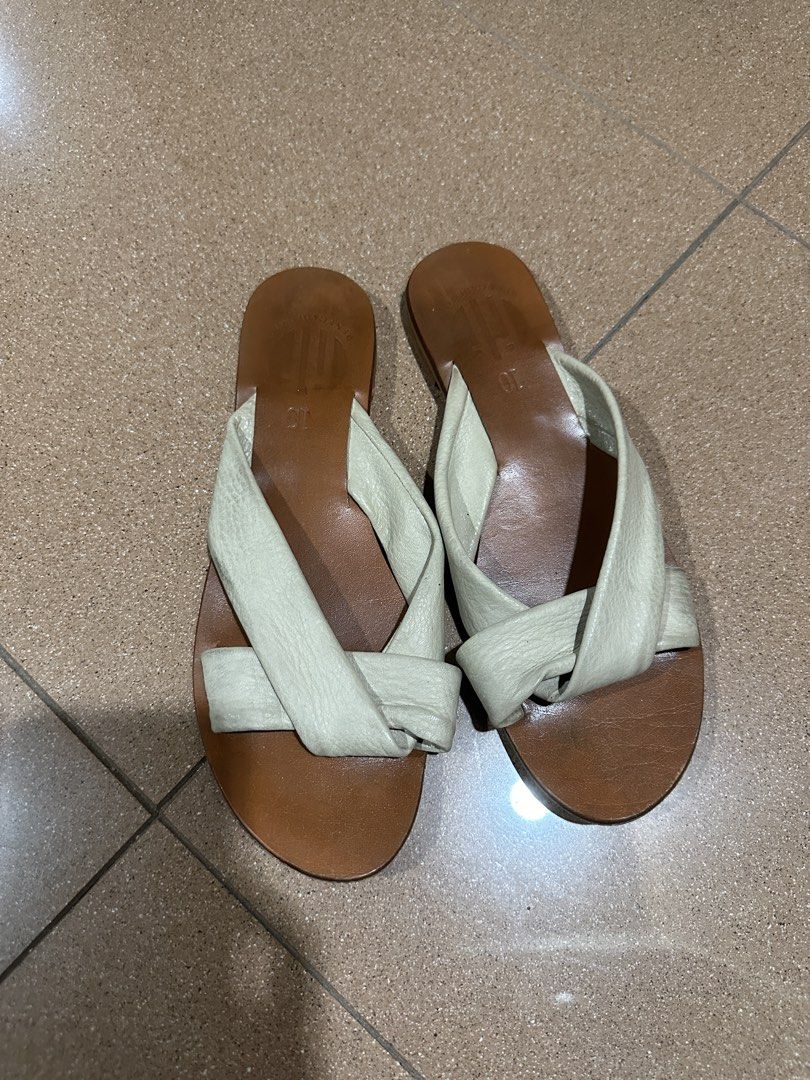 Renegade folk Leather Sandals Size 10 (Category: Flats & Sandals) located in Quezon City. Submitted by mellym00 (Listing ID 1435680285, Image 2). Description: -size 10 runs small Needs cleaning .
