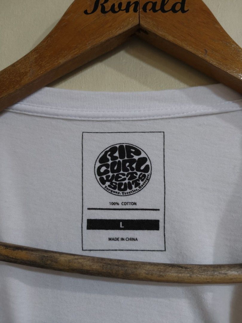Rip Curl White Wet Suit Pocket tee, shirt , tshirt, tees , shirts , Branded shirt , Preloved tee , ukay tee , thrifted shirt (Category: Tshirts & Polo Shirts ) located in Navotas City. Submitted by ronald_e.1234567890 (Listing ID 1435525318, Image 2). Description: 📌Sale! Basahin po ng mabuti lahat!!!!! 👌☑️😑😤 ✴️Rip curl Wet suit pocket tee 22/22.5x29 dimension Cut wash tag & 2 small stains & Need Wash only 8.5 /10 Condi. 📌NOTE: Pls. Manage yo