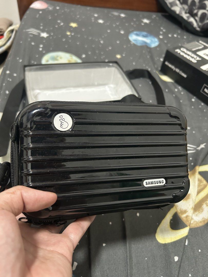 Samsung Amenity Kit Case/ Bag (Category: Camera Bags & Carriers) located in Los Banos. Submitted by arcuuu (Listing ID 1435661152, Image 1). Description: Freebie from buying Samsung Products * Can be a sling bag (strap included) * Comes with the box .