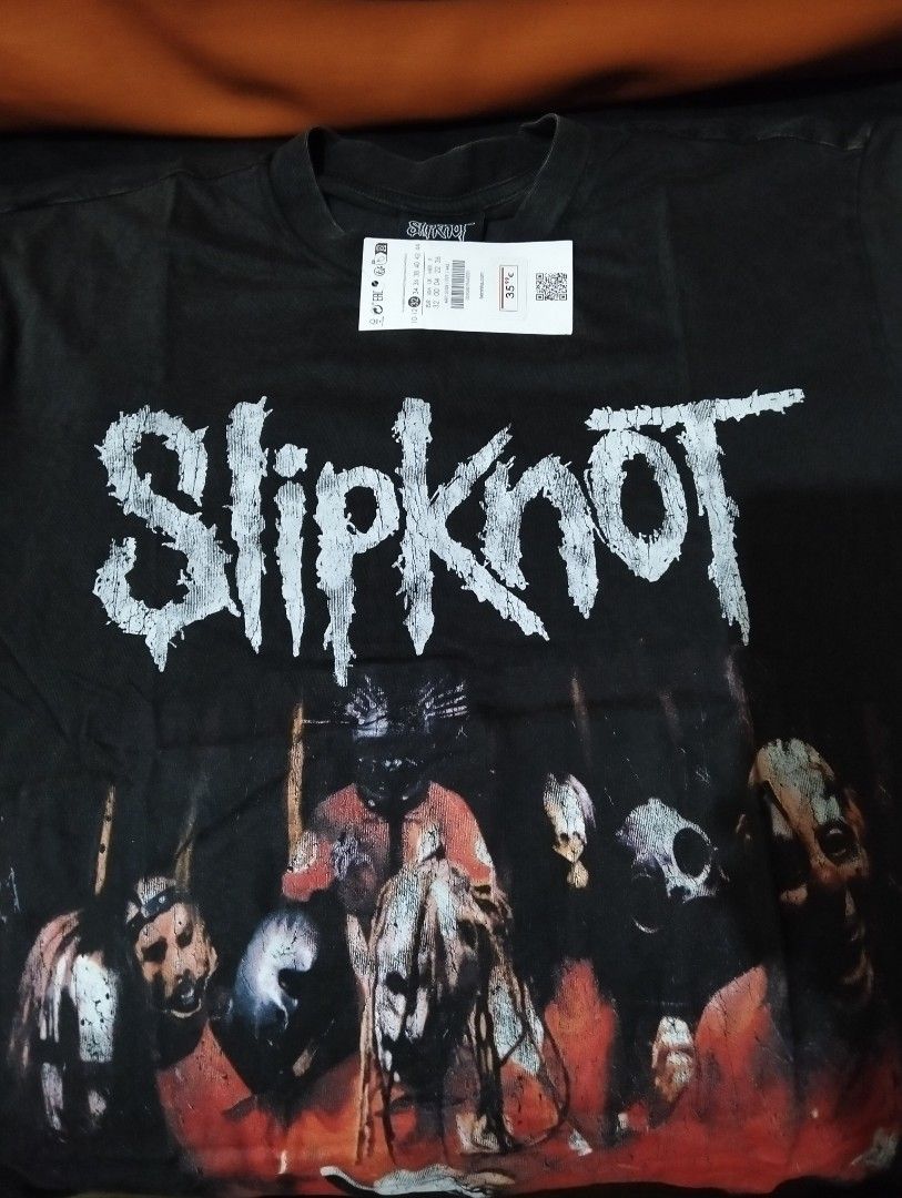 Slipknot Band T-Shirt (Category: Tshirts & Polo Shirts ) located in Manila. Submitted by badsaints (Listing ID 1435558926, Image 3). Description: - Vintage Slipknot t-shirt - Features band logo and graphic - Approximate size: 22x29 inches - Made of dark cotton fabric - with brack print concert tee - Classic band tee.