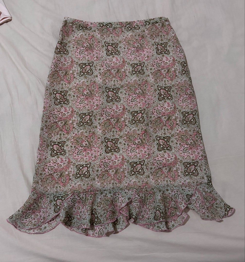 Suzuya Paisley Print Skirt (Category: Skirts) located in Cainta. Submitted by casacart (Listing ID 1435668482, Image 1). Description: - Suzuya skirt - Size: S - Ruffled hem - Made of lightweight fabric, ideal for warm weather - Includes a pink lining - Does not fit me so I can’t provide a when worn - Bought at a bazaar.