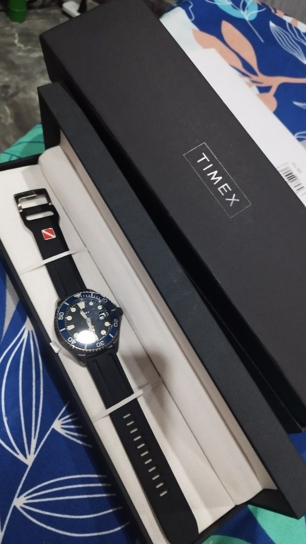 Timex Tiburón Automatic (Model: TW2W21100ZV) (Category: Men's Watches) located in Makati City. Submitted by icesena09 (Listing ID 1435534146, Image 2). Description: Key Features & Specs:Movement: Automatic mechanical (self-winding) with a 3-hand analog display. Case: 44mm stainless steel with a gunmetal or black finish, uni-directional rotating bezel, and screw-down crown.Crystal: Scratch-resistant sapphire crystal with a date magnifier. Dial: Bl