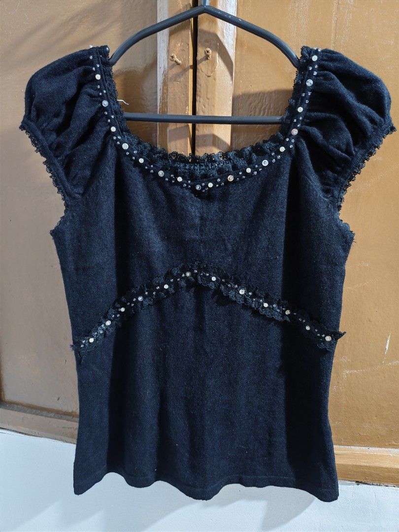 Top and skirt bundle (Category: Others Tops) located in Pasig City. Submitted by huntpicked (Listing ID 1435639763, Image 1). Description: selling this set in well used condition and fit to a small to medium body frame message me if interested..
