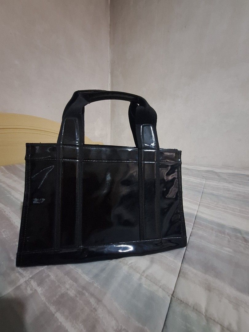 Tory Burch Black Tote Bag (Category: Luxury Bags & Wallets) located in Manila. Submitted by decluttering.princess (Listing ID 1435526676, Image 2). Description: original from the US used only a few times (maybe 3x lng) no inclusions loc: sta mesa manila.