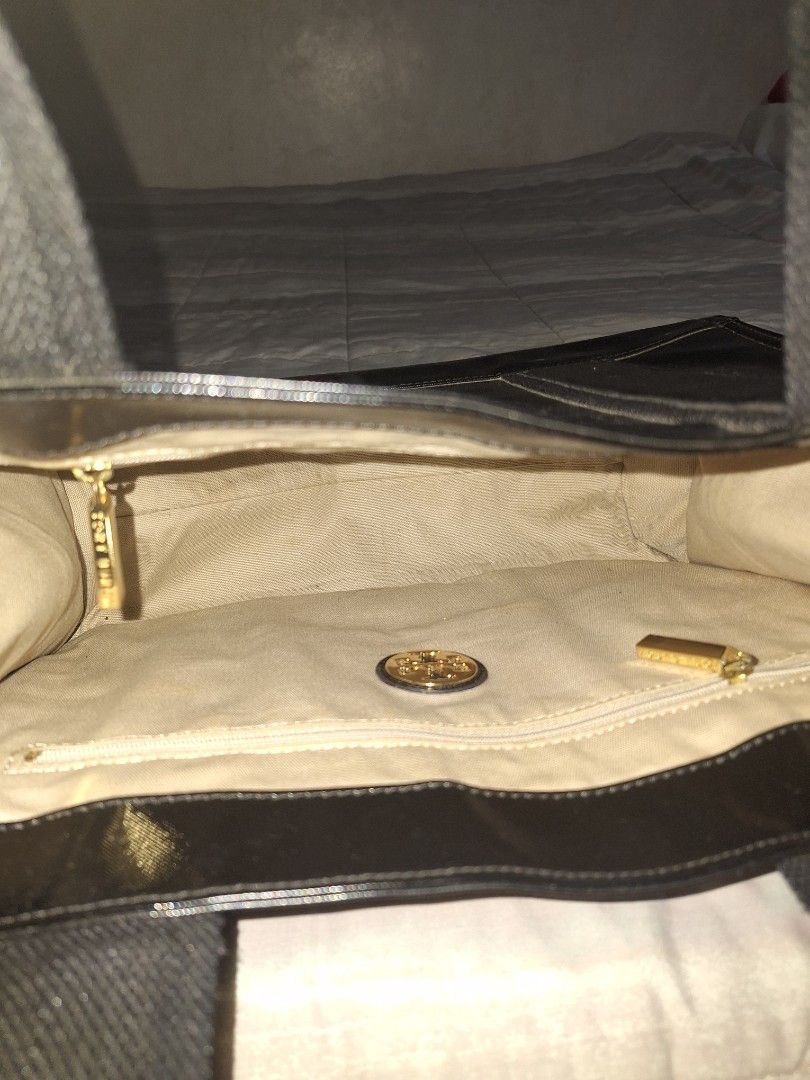 Tory Burch Black Tote Bag (Category: Luxury Bags & Wallets) located in Manila. Submitted by decluttering.princess (Listing ID 1435526676, Image 3). Description: original from the US used only a few times (maybe 3x lng) no inclusions loc: sta mesa manila.