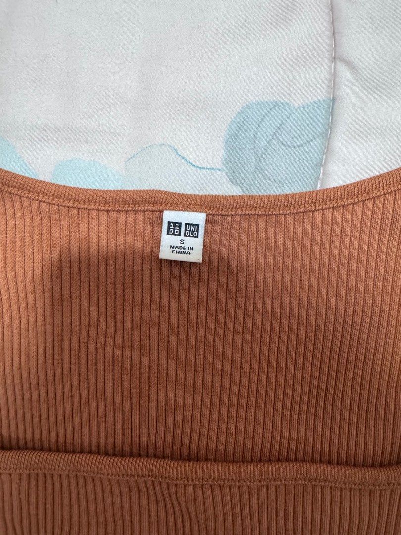 Uniqlo cropped top (Category: Shirts) located in Cebu City. Submitted by dmscemd (Listing ID 1435625076, Image 2). Description: New, used only once In good quality, no defects.