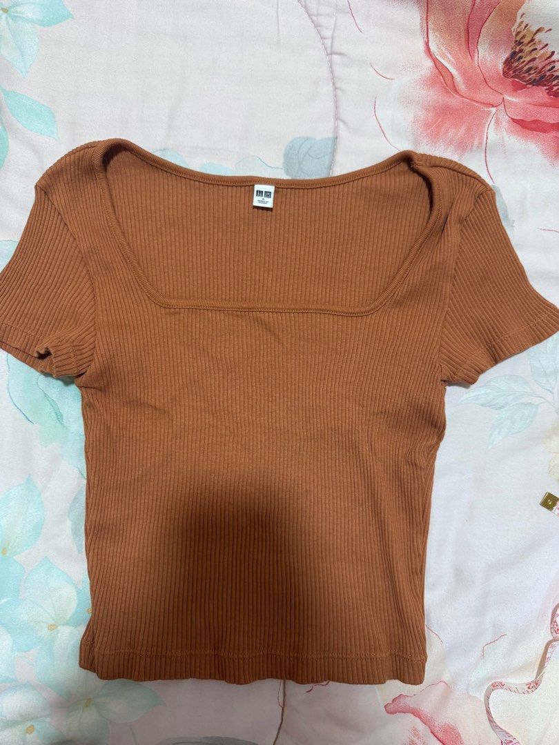 Uniqlo cropped top (Category: Shirts) located in Cebu City. Submitted by dmscemd (Listing ID 1435625076, Image 1). Description: New, used only once In good quality, no defects.