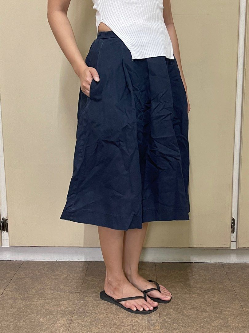 Uniqlo Navy Culottes Skirt (Category: Skirts) located in Cavite. Submitted by ellanierva (Listing ID 1435554072, Image 2). Description: - Uniqlo navy culottes skirt - Size M (waist 63-69cm) - Midi length - Features pockets - Made with cotton and linen blend - Zipper and clasp closure - Dark navy color.