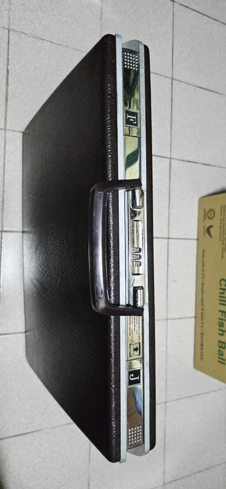 Vintage Samsonite hardshell briefcase (Category: Laptop Bags & Sleeves) located in Kuala Lumpur. Submitted by jules_rye (Listing ID 1435699095, Image 1). Description: Please pm for more info.