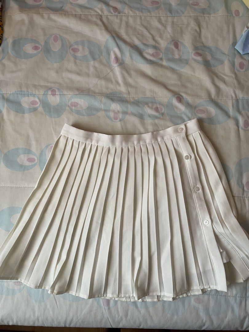 White Pleated / Tennis Skirt (Category: Skirts) located in Makati City. Submitted by ablcn (Listing ID 1435545708, Image 1). Description: Never used Runs small on waist.