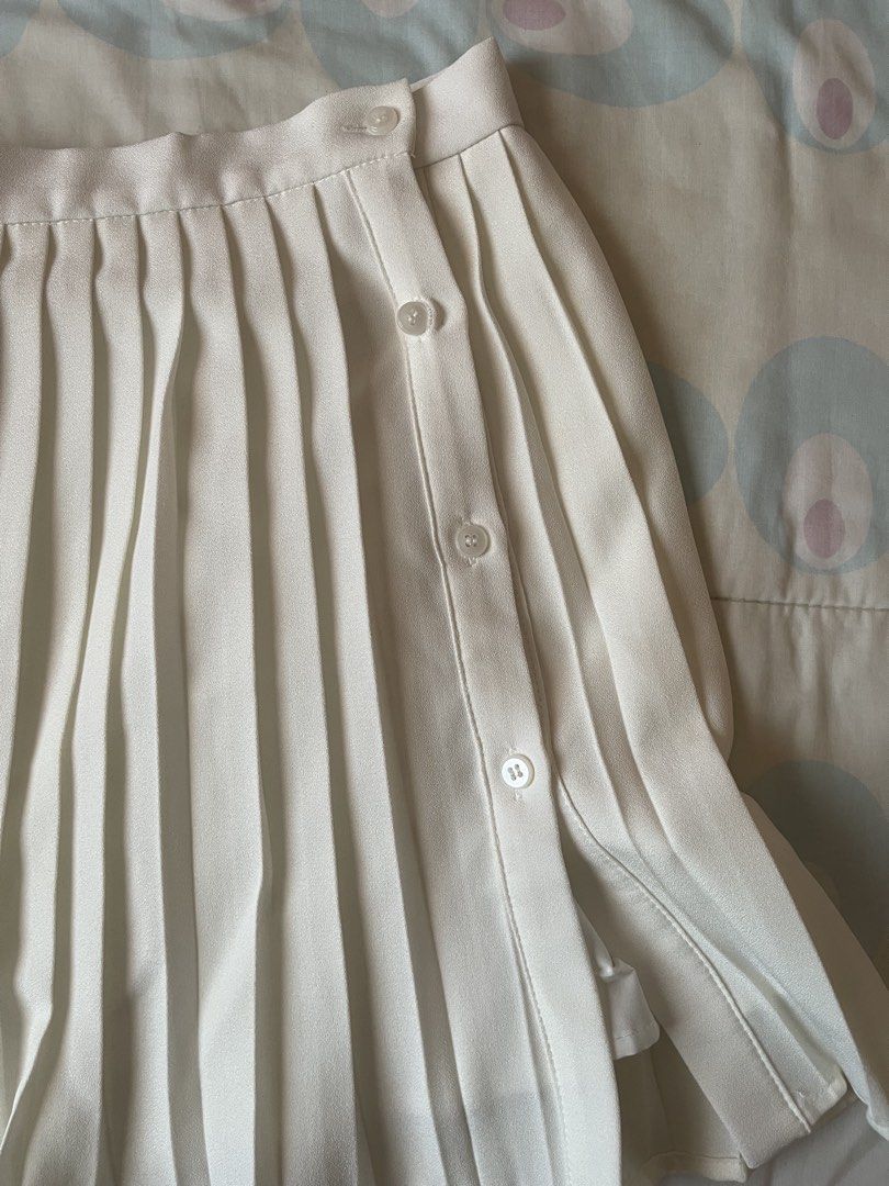 White Pleated / Tennis Skirt (Category: Skirts) located in Makati City. Submitted by ablcn (Listing ID 1435545708, Image 2). Description: Never used Runs small on waist.