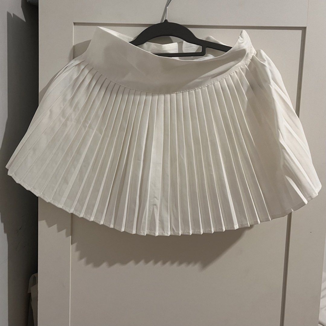 White Pleated Skirt (Category: Skirts) located in Manila. Submitted by mix.declutter (Listing ID 1435685093, Image 1). Description: - White pleated skirt - High-waist design .
