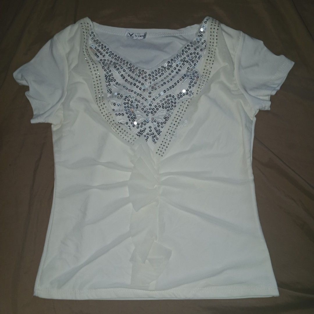 White Sequin Blouse Top (Category: Blouses) located in Antipolo. Submitted by cheezeka (Listing ID 1435630132, Image 1). Description: Size: Medium - Brand: Vimie - White top - Sequin butterfly on neckline - Ruched detail on the front - Short-sleeved Location: Antipolo, Rizal Payment: Gcash Shipping: J&T.