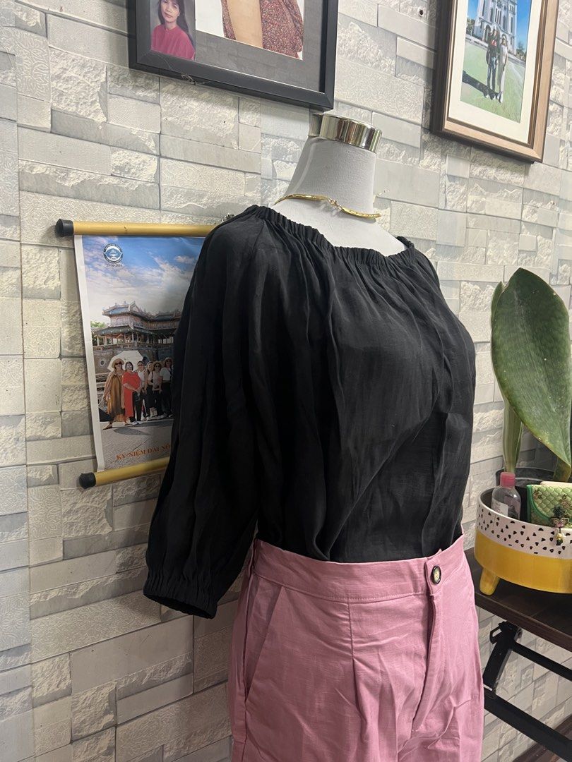 Zara Black Top (Category: Sets or Coordinates) located in Antipolo. Submitted by murapod2 (Listing ID 1435523617, Image 3). Description: Stylish set featuring a black top .The top has a boat neck and 3/4 sleeves. . The top is perfect for a casual yet chic look. Made in Morocco. Size L..