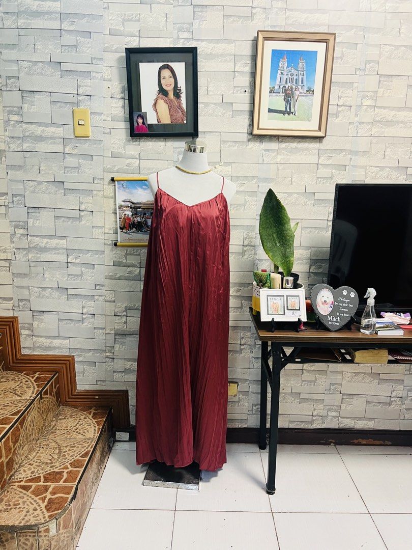 Zara Maxi Dress - Size L (Category: Dresses) located in Antipolo. Submitted by murapod2 (Listing ID 1435523413, Image 1). Description: - Zara maxi dress - Flowing, pleated design - Spaghetti straps - Rich burgundy color - Size L - New with tags.