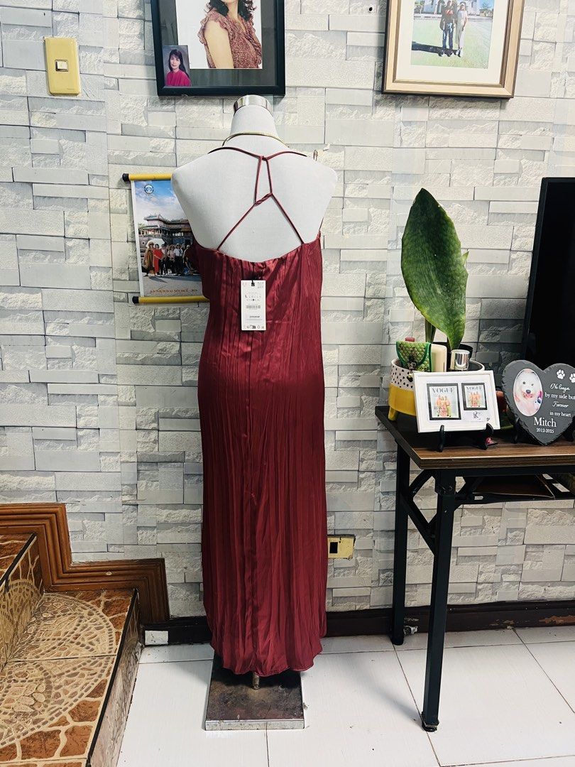 Zara Maxi Dress - Size L (Category: Dresses) located in Antipolo. Submitted by murapod2 (Listing ID 1435523413, Image 2). Description: - Zara maxi dress - Flowing, pleated design - Spaghetti straps - Rich burgundy color - Size L - New with tags.