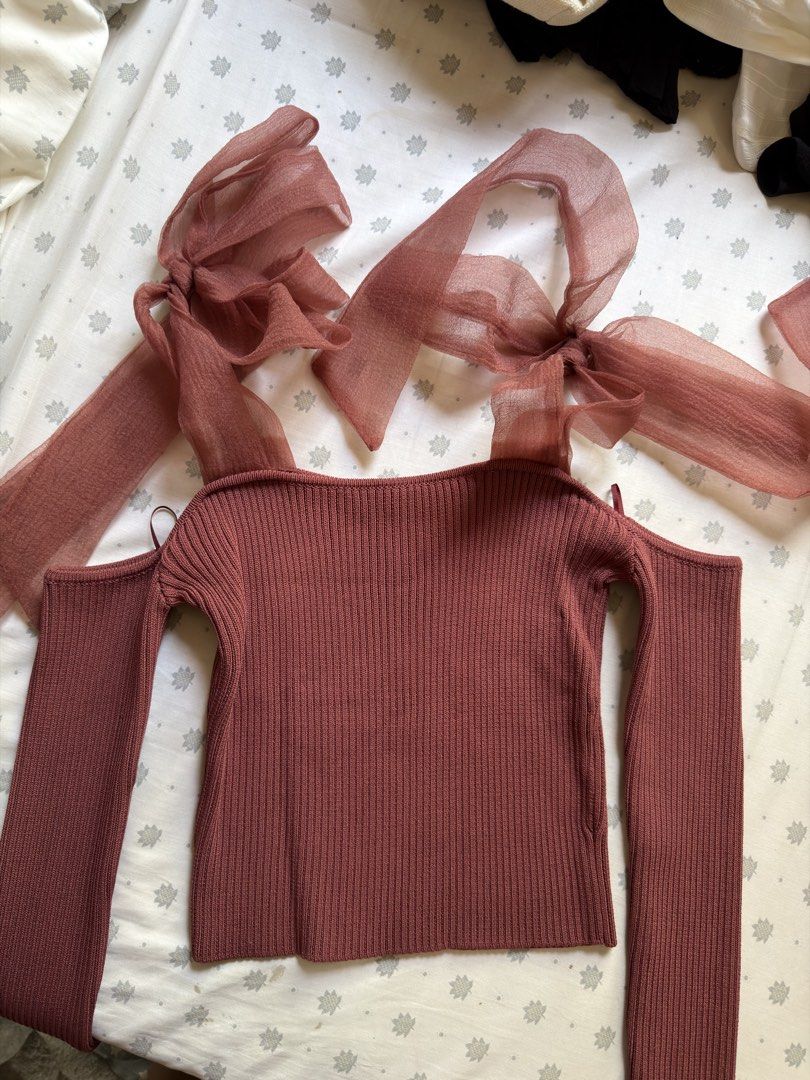 Zara Ribbed Top with Bow Straps (Category: Sleeveless) located in Apalit. Submitted by ic_declutter (Listing ID 1435576376, Image 1). Description: - Zara ribbed top - Bow strap detail - Off-shoulder style - Long sleeves - Size: M - Color: Muted reddish-brown - Adds a touch of sophistication.