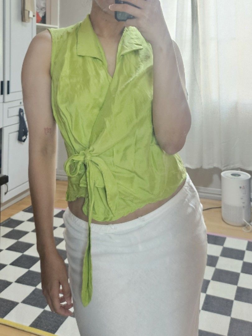 100% silk vintage top (Category: Blouses) located in Quezon City. Submitted by cheapbrandy (Listing ID 1438952440, Image 2). Description: absolutely stunning vintage silk top in apple green. amazing fabric in 100% silk (rare for this price). been keeping this forever but never wore.