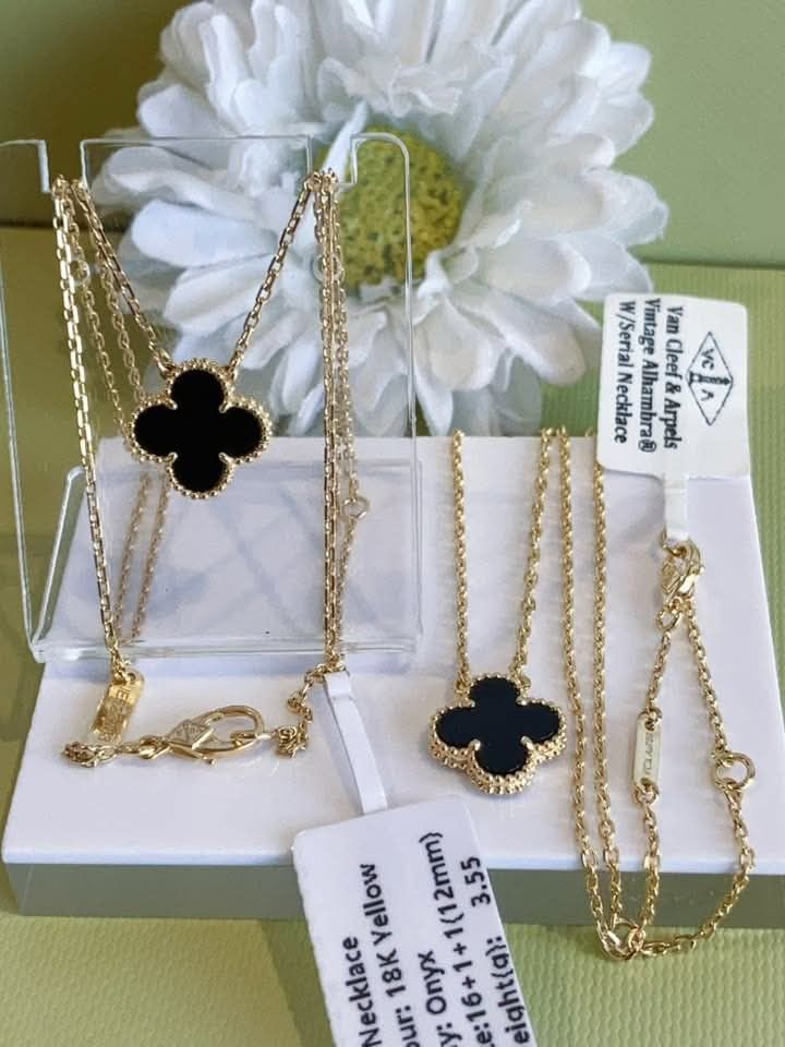 18k HK setting gold onyx Vca necklace (Category: Necklaces) located in Manila. Submitted by bhelgoldseller2ndaccount (Listing ID 1438928252, Image 1). Description: New!!✨New!!✨New!! 18k HongKong setting Gold 9000/g 💯pawnable/naisasanla 💯with high appraisal rate 💯good investment 💯Direct supplier price 👉OPEN for resellers 🌺please take time to evaluate their actual sizes and grams 👉Best panggift for all occasions ✅ Sold per grams not per piec