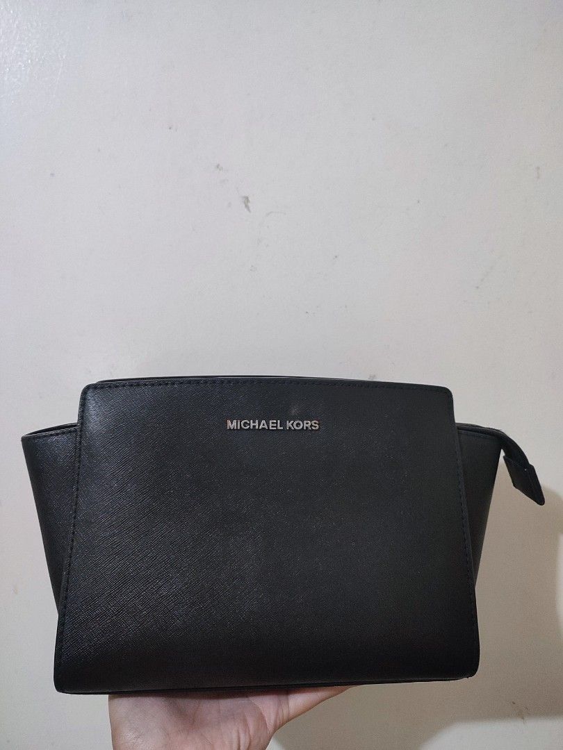 💯 Original Michael Kors Small Sling Bag (Category: Luxury Bags & Wallets) located in Angeles City. Submitted by prelovedbymnica (Listing ID 1439062061, Image 1). Description: 💯 ORIGINAL MICHAEL KORS SMALL SLING BAG Issue: Hardware (Please refer to the photo) but overall no crackings or peeling in the leather 💕 Price: 2599 (slightly negotiable) Location: Angeles City, Pampanga MOP: Gotyme/Maribank/Gcash MOD: via J&T.