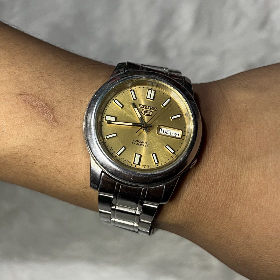 • Seiko 5 Automatic (21 Jewels – Day/Date) (Category: Luxury Watches) located in Makati City. Submitted by giftshopbykmrnzk (Listing ID 1439022381, Image 3). Description: ✨ FOR SALE: Authentic Seiko Watch ⌚️ • Seiko 5 Automatic (21 Jewels – Day/Date) • Automatic movement – no battery needed • Gold dial with applied indices • Stainless steel case & bracelet • Day & date display • Luminous hands & markers • Exhibition / open case back (visible move