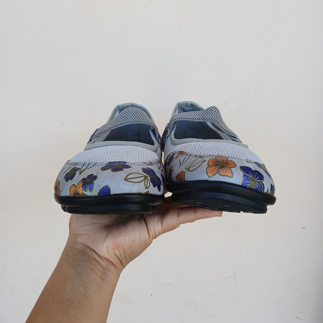 Anna Boutique Mary Jane Shoes (Last Price) (Category: Flats & Sandals) located in Zamboanga. Submitted by corneliasbags (Listing ID 1438931326, Image 3). Description: -Size 250 ang nakalagay pero kasyang lasya lang po sya sa size 38 EUR -No loose edges, no parts na kelangan dikitan -Very durable material -Malinis ang insole pati ang outsole , wala kang makikitang heeldrag -May maliit na part na parang nawala or nagfade ang print (please check as 