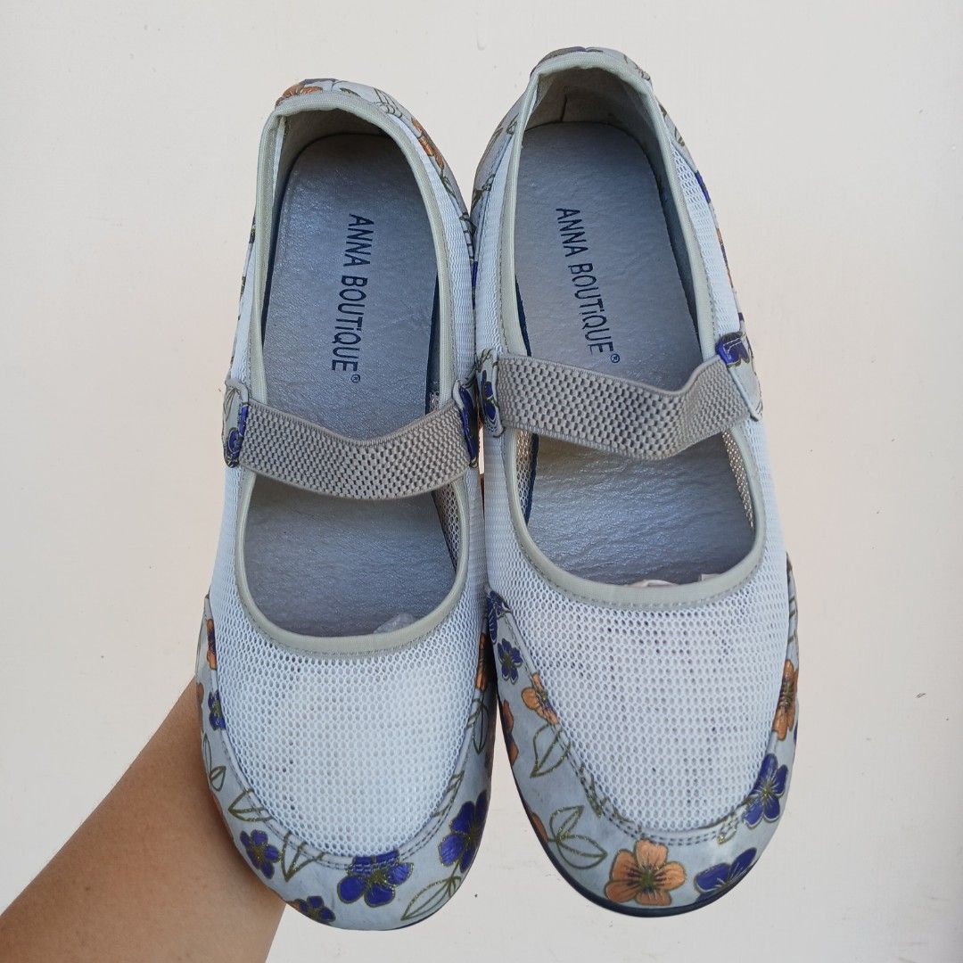 Anna Boutique Mary Jane Shoes (Last Price) (Category: Flats & Sandals) located in Zamboanga. Submitted by corneliasbags (Listing ID 1438931326, Image 2). Description: -Size 250 ang nakalagay pero kasyang lasya lang po sya sa size 38 EUR -No loose edges, no parts na kelangan dikitan -Very durable material -Malinis ang insole pati ang outsole , wala kang makikitang heeldrag -May maliit na part na parang nawala or nagfade ang print (please check as 