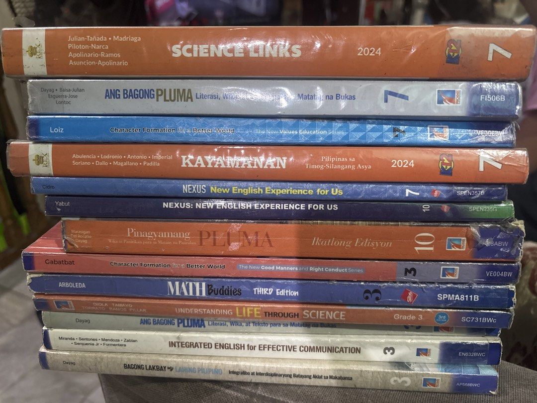 Assorted School Textbooks - Science, English, Math (Category: Textbooks) located in Makati City. Submitted by joyiejoyee (Listing ID 1438889092, Image 1). Description: - Science Links grade 7 2024 - sold - Ang Bagong Pluma 7 2024 - Kayamanan 2024 - Nexus 7 - sold - Pinagyamang Pluma - Math Buddies Third Edition - Understanding Life Through Science Grade 3 - Integrated English for Effective Communication These textbooks cover various subjects and 