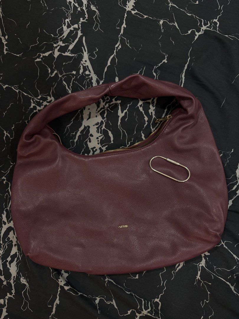 Aztrid medium ox bag (Category: Shoulder Bags) located in Quezon City. Submitted by ayebiii___ (Listing ID 1438942433, Image 1). Description: Medium size With free hook keychain.
