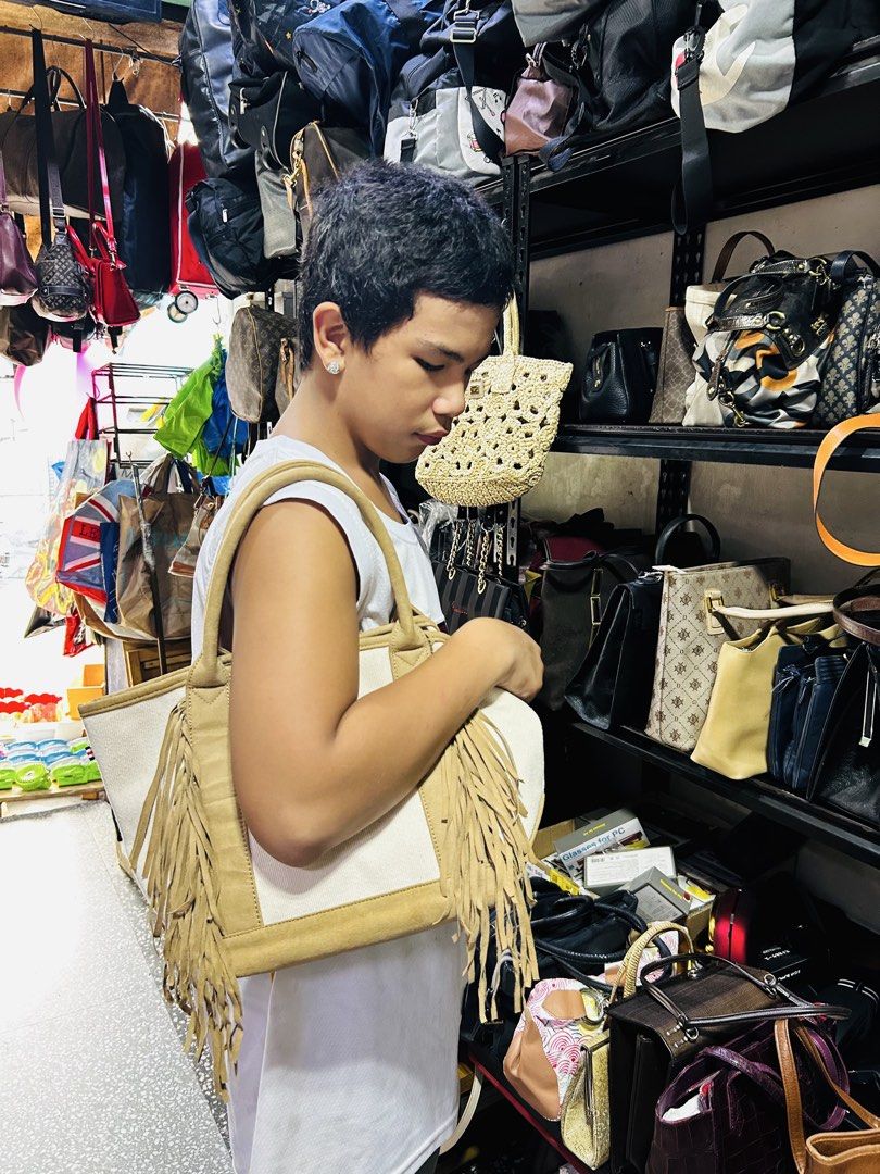 Bayflow Tote Bag with Fringe (Category: Announcements) located in Manila. Submitted by starbalesukandjapansurplus (Listing ID 1439002498, Image 3). Description: - Bayflow tote bag - Cream canvas body - Tan accents and fringe detail - Medium size - Features brand name print - Perfect for everyday use.